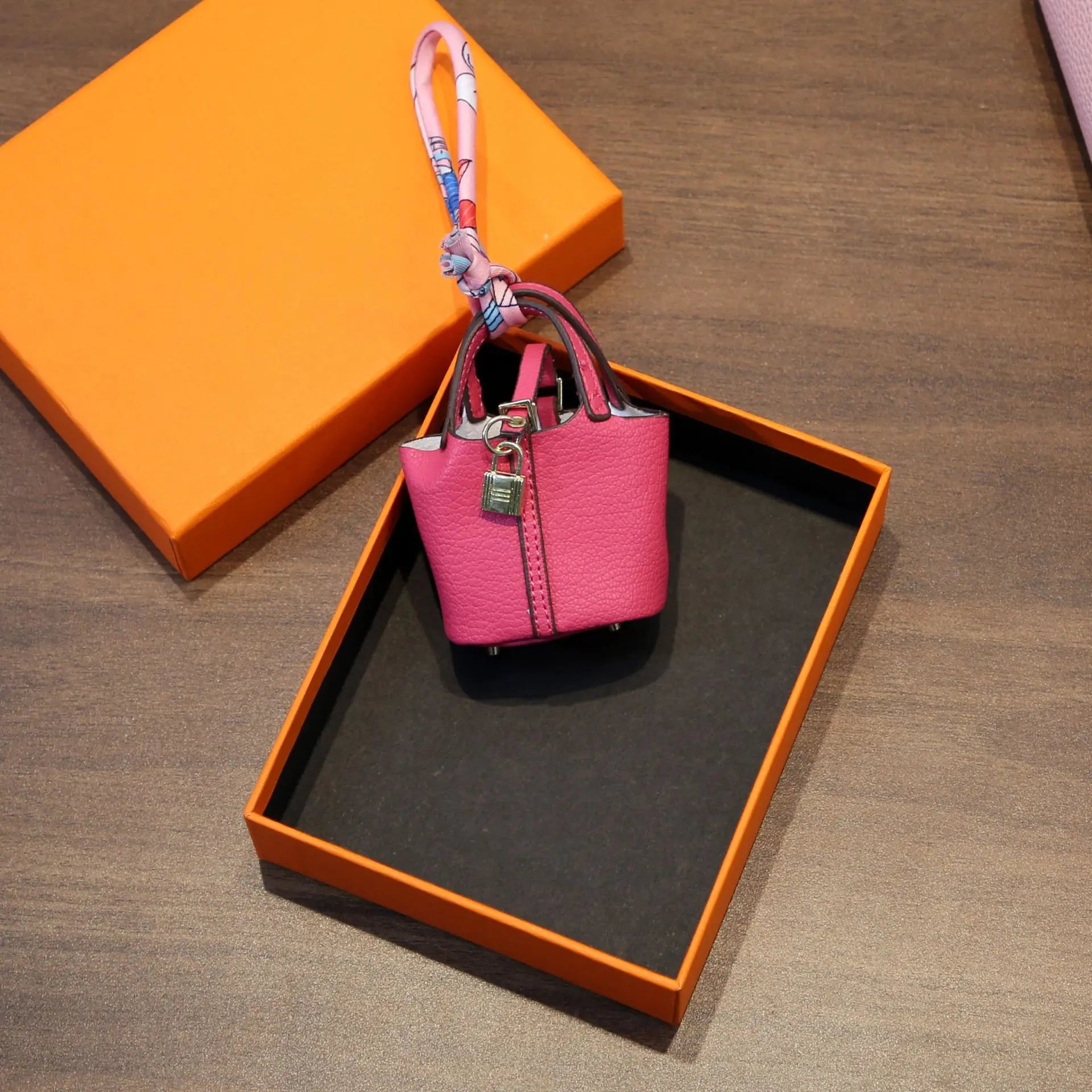 17Cm Labubu Fashion Handbag Color Chain Crossbody Bag Diamond Shining Gorgeous Bag Fashion Sunglasses