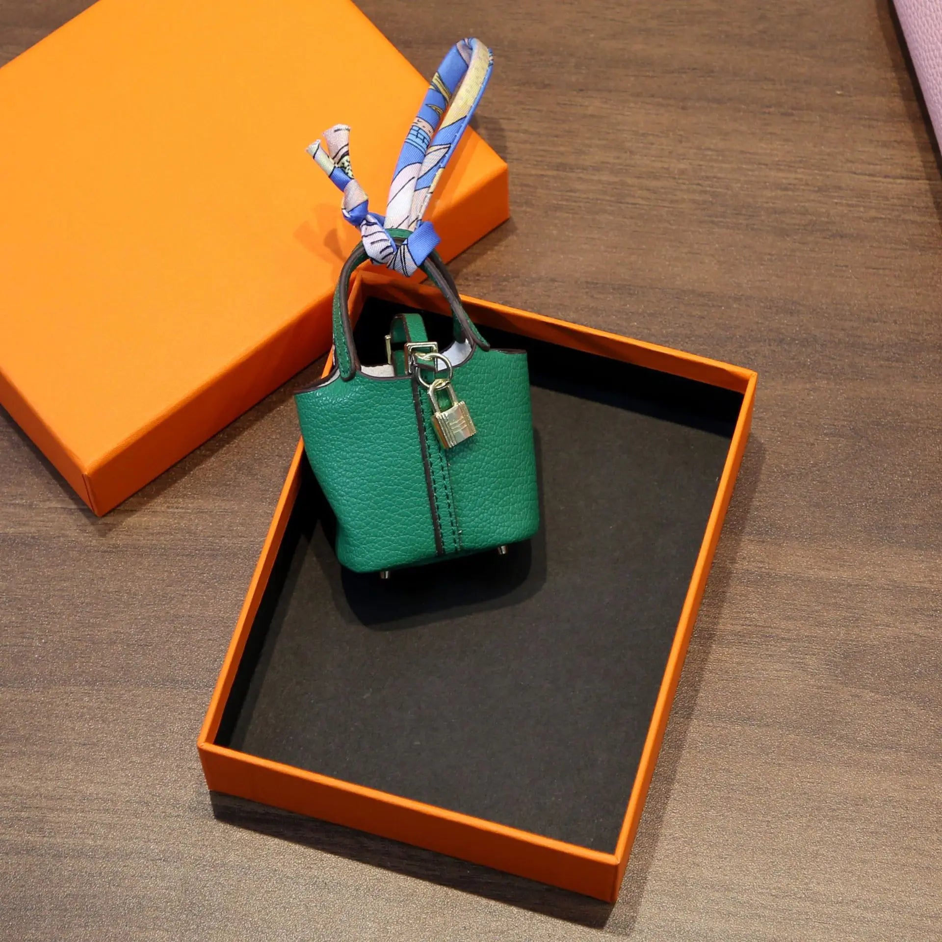 17Cm Labubu Fashion Handbag Color Chain Crossbody Bag Diamond Shining Gorgeous Bag Fashion Sunglasses